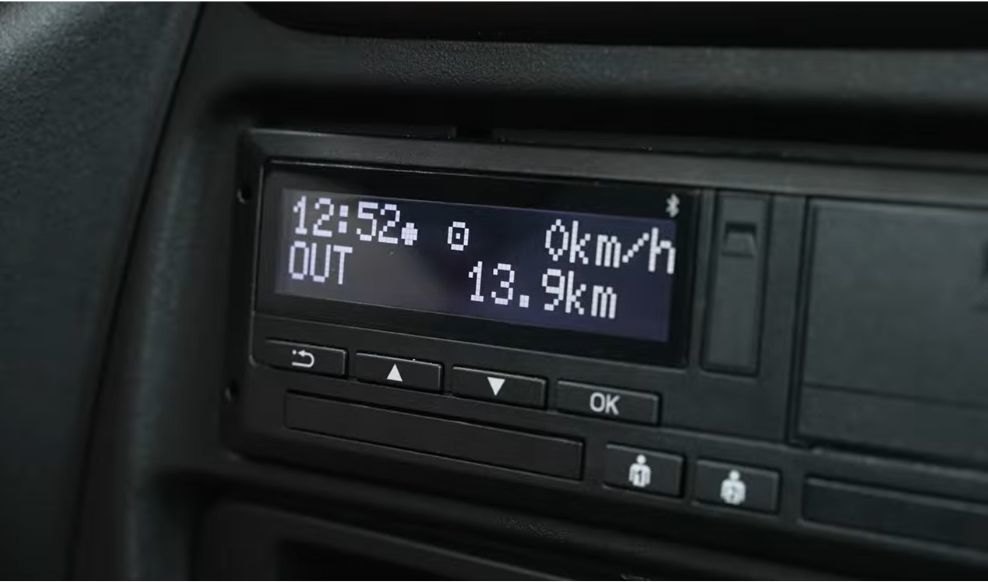 Jak zmienić czas w tachografie IVECO Daily? Instrukcja krok po kroku